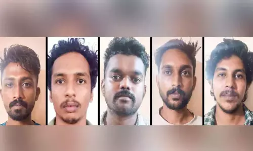 घातक हथियारों के साथ घर में घुसने की कोशिश करने पर पांच लोग गिरफ्तार