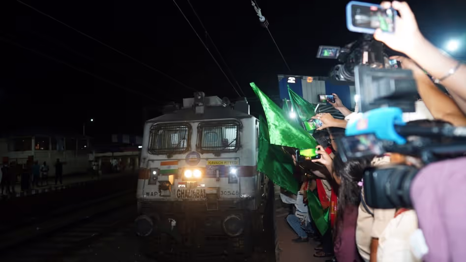 Assam : राजधानी एक्सप्रेस ने ऐतिहासिक रूप से दीफू में अपना पहला पड़ाव डाला Assam : राजधानी एक्सप्रेस ने ऐतिहासिक रूप से दीफू में अपना पहला पड़ाव डाला