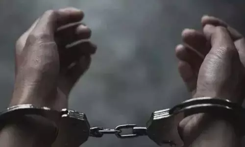 Kerala : लड़कियों से छेड़छाड़ के आरोप में दो गिरफ्तार Kerala : लड़कियों से छेड़छाड़ के आरोप में दो गिरफ्तार