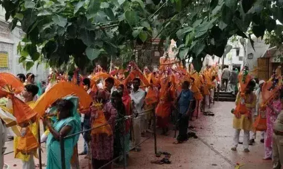 Farrukhabad: कांवड़ यात्रा में उमड़ा जनसैलाब, पंडाबा में भोलेनाथ को अर्पित किया जल Farrukhabad: कांवड़ यात्रा में उमड़ा जनसैलाब, पंडाबा में भोलेनाथ को अर्पित किया जल