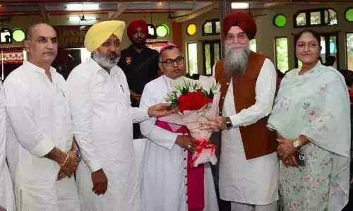 Speaker और वित्त मंत्री ने धार्मिक समारोह के दौरान नव नियुक्त बिशप का स्वागत किया Speaker और वित्त मंत्री ने धार्मिक समारोह के दौरान नव नियुक्त बिशप का स्वागत किया