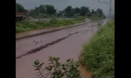दल्लीराजहरा-अंतागढ़ रेलवे ट्रैक में भरा पानी, तेज बारिश से जनजीवन अस्त-व्यस्त दल्लीराजहरा-अंतागढ़ रेलवे ट्रैक में भरा पानी, तेज बारिश से जनजीवन अस्त-व्यस्त