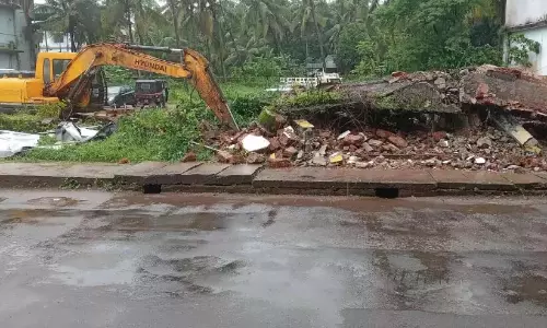 सड़कों का नवीनीकरण; सुरक्षा प्रदान किए बिना इमारतों को ध्वस्त किया जा रहा सड़कों का नवीनीकरण; सुरक्षा प्रदान किए बिना इमारतों को ध्वस्त किया जा रहा