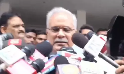 आधे घंटे तक चैतन्य बघेल से भूपेश बघेल ने की मुलाकात आधे घंटे तक चैतन्य बघेल से भूपेश बघेल ने की मुलाकात