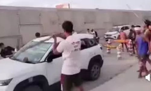 Bareilly में कांवड़ियों का हंगामा, कार पर पथराव, पुलिस देखती रह गई Bareilly में कांवड़ियों का हंगामा, कार पर पथराव, पुलिस देखती रह गई