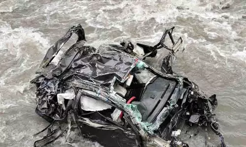 Chamba district में कार के नदी में गिरने से दंपत्ति घायल