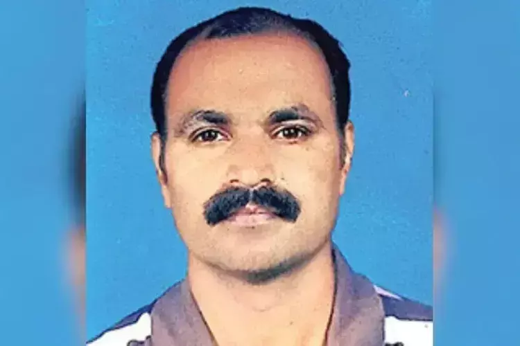 Kerala : हूथी रेड सी हमले के बाद लापता मलयाली अनिल का फोन कॉल परिवार के लिए राहत लेकर आया Kerala : हूथी रेड सी हमले के बाद लापता मलयाली अनिल का फोन कॉल परिवार के लिए राहत लेकर आया