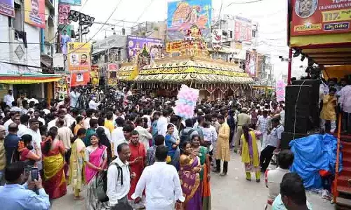 Hyderabad के पुराने शहर में बोनालू मनाने के लिए उमड़े लोग Hyderabad के पुराने शहर में बोनालू मनाने के लिए उमड़े लोग