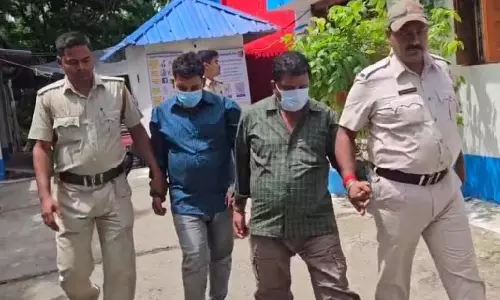 Bengal: संदेशखली होटल से 9 करोड़ रुपये के नकली नोट जब्त, दो गिरफ्तार Bengal: संदेशखली होटल से 9 करोड़ रुपये के नकली नोट जब्त, दो गिरफ्तार