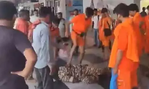 UP : कांवड़ यात्रियों ने सीआरपीएफ जवान पर लात-घूंसों से हमला किया UP : कांवड़ यात्रियों ने सीआरपीएफ जवान पर लात-घूंसों से हमला किया