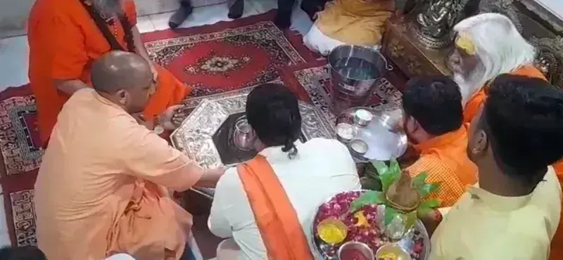Ghaziabad: सीएम योगी ने दूधेश्वरनाथ मंदिर में टेका मत्था Ghaziabad: सीएम योगी ने दूधेश्वरनाथ मंदिर में टेका मत्था