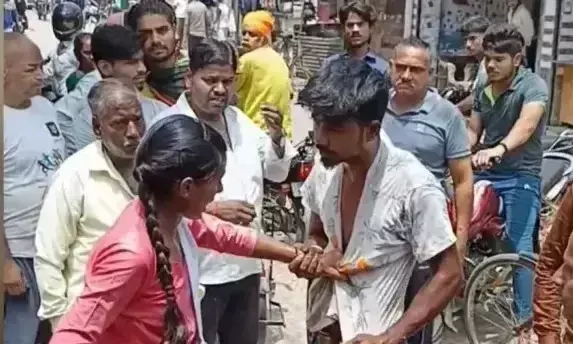 Unnao: मनचले की खुलेआम पिटाई, छात्रा ने दिखाई हिम्मत