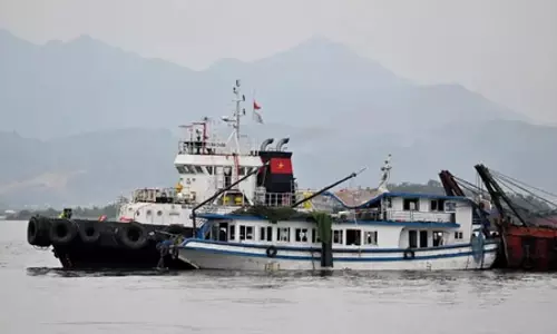 वियतनाम के हालोंग बे में क्रूज जहाज़ पलटा, 37 लोगों की मौत वियतनाम के हालोंग बे में क्रूज जहाज़ पलटा, 37 लोगों की मौत