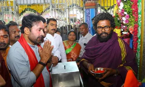 Telangana : केंद्रीय मंत्री ने अंबरपेट महाकाली मंदिर का दौरा किया