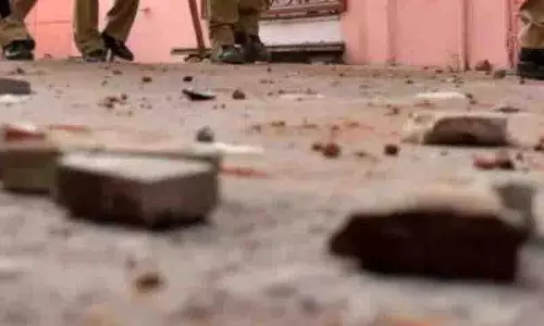 Adilabad में स्थानीय लोगों और वन अधिकारियों के बीच पथराव से तनाव