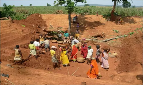 Farrukhabad: मनरेगा में स्थानांतरण नीति की उड़ रही धज्जियां