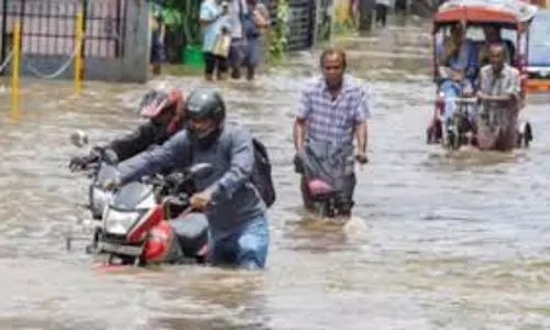 Sahibganj: बाढ़ के पानी में रील बनाने से बचें, प्रशासन की लोगों से सख्त चेतावनी