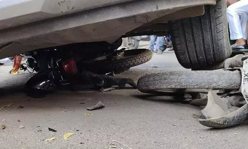 Pune : सड़क दुर्घटना में महिला 300 फीट तक घसीटी गई; हेलमेट ने बचाई जान