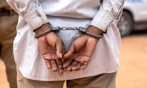 रिश्तेदार के घर छापेमारी का नाटक रचकर 3 लाख रुपये और आभूषण ले उड़े रिश्तेदार के घर छापेमारी का नाटक रचकर 3 लाख रुपये और आभूषण ले उड़े