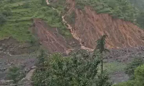 Darang village में लगातार भूस्खलन से 70 अनुसूचित जाति परिवारों के घरों को खतरा