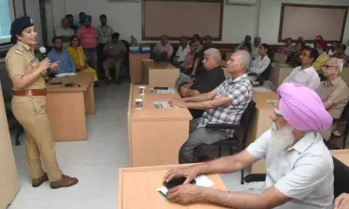 Chandigarh: वरिष्ठ नागरिकों को साइबर धोखेबाजों से सुरक्षित रहने के तरीकों के बारे में जागरूक किया