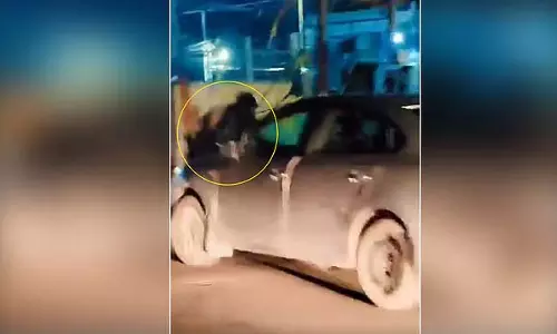 गलत रास्ते पर आया कार चालक, होमगार्ड से पूछताछ के बाद 5 किमी तक घसीटा गलत रास्ते पर आया कार चालक, होमगार्ड से पूछताछ के बाद 5 किमी तक घसीटा