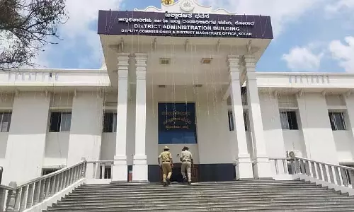 भूमि परिवर्तन के लिए रिश्वत; प्रधान निलंबित