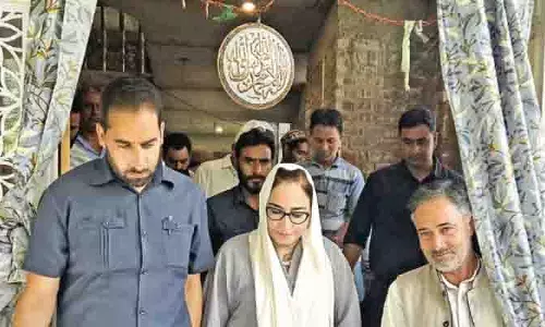Srinagar: दरख़्शां दरगाह पर मत्था टेकते हैं Srinagar: दरख़्शां दरगाह पर मत्था टेकते हैं