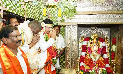 Telangana: श्रीधर बाबू पुराने शहर के अक्कन्ना मदन्ना मंदिर में विशेष प्रार्थना Telangana: श्रीधर बाबू पुराने शहर के अक्कन्ना मदन्ना मंदिर में विशेष प्रार्थना