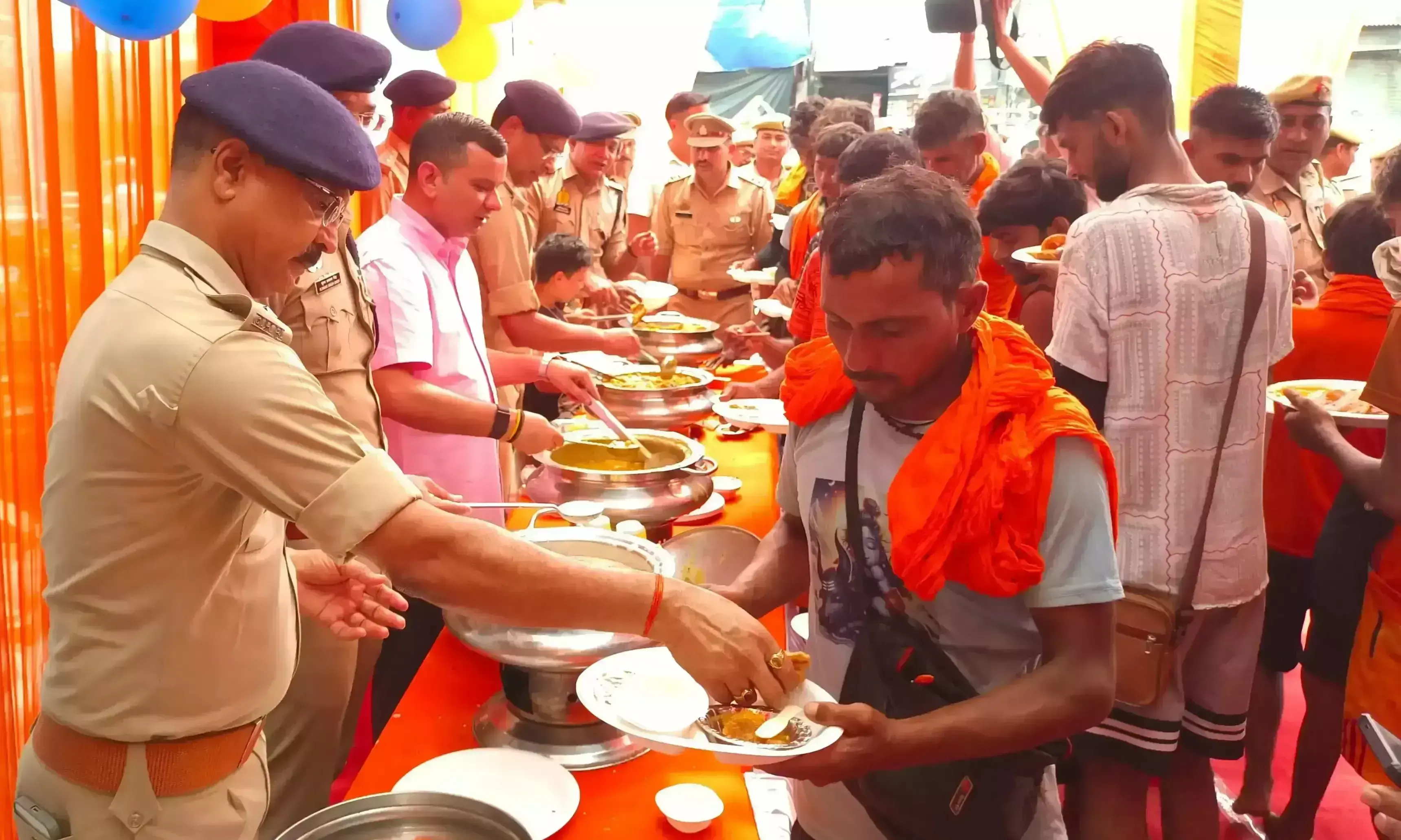 Moradabad: कांवड़ यात्रा में पुलिस ने निभाई जिम्मेदारी, लगाया सेवा भंडारा