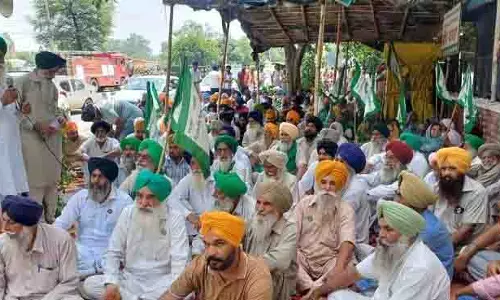 Fatehgarh Sahib में किसानों ने धरना दिया, गिरफ्तार यूनियन नेताओं की रिहाई की मांग की