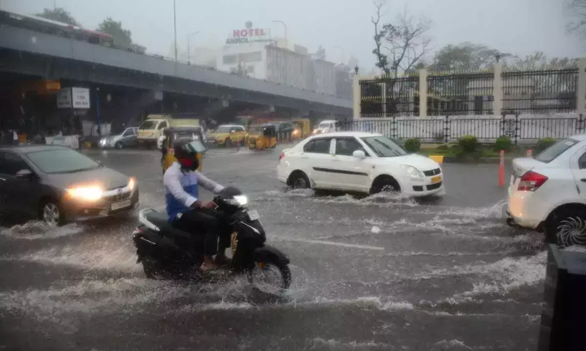 Telangana: हैदराबाद में भारी बारिश जारी, अलर्ट जारी