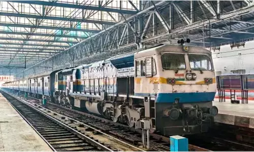 मुंबई लोकल में सीट विवाद के बाद महिलाओं में मारपीट, भाषा विवाद में तब्दील