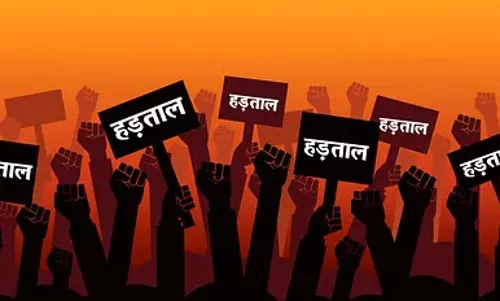 Banda: बिजली-पानी की किल्लत पर फूटा गुस्सा, लोगों ने किया सड़क जाम Banda: बिजली-पानी की किल्लत पर फूटा गुस्सा, लोगों ने किया सड़क जाम