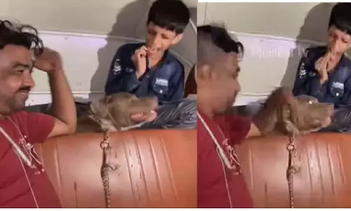 बदमाशी की हद: लड़के को धमकाया, कुत्ते से करवाया हमला