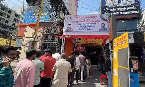 श्रावण से पहले मुफ्त चिकन वितरण, पुणे में लगी लंबी कतारें श्रावण से पहले मुफ्त चिकन वितरण, पुणे में लगी लंबी कतारें