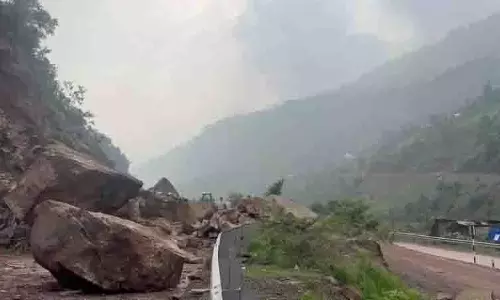 Udhampur में बड़े पैमाने पर चट्टान खिसकने से जम्मू-श्रीनगर राजमार्ग पर यातायात बाधित Udhampur में बड़े पैमाने पर चट्टान खिसकने से जम्मू-श्रीनगर राजमार्ग पर यातायात बाधित