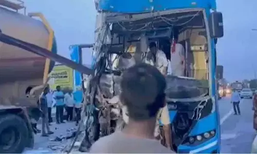 Addanki-Narkatpally राजमार्ग पर बस और लॉरी में टक्कर