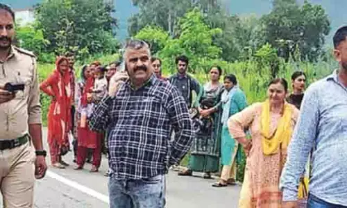 ARTO राजौरी ने राजमार्ग प्रवर्तन अभियान में 35 चालान जारी, 8 वाहन जब्त ARTO राजौरी ने राजमार्ग प्रवर्तन अभियान में 35 चालान जारी, 8 वाहन जब्त
