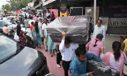 Chandigarh: फर्नीचर बाजार में तोड़फोड़ से पहले आकर्षक सौदों को हथियाने की होड़