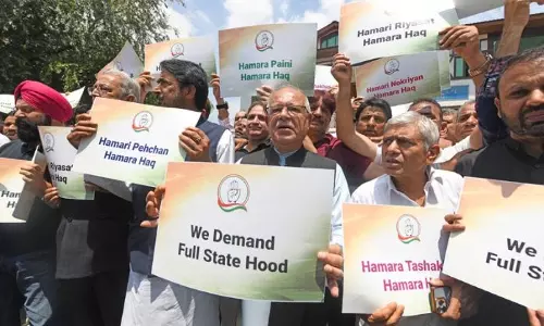Srinagar में मंडलायुक्त कार्यालय तक कांग्रेस के मार्च को पुलिस ने विफल किया Srinagar में मंडलायुक्त कार्यालय तक कांग्रेस के मार्च को पुलिस ने विफल किया