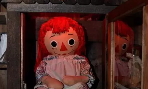 Annabelle doll, असाधारण अन्वेषक की मृत्यु के बाद उसके कमरे से गायब हो गई Annabelle doll, असाधारण अन्वेषक की मृत्यु के बाद उसके कमरे से गायब हो गई
