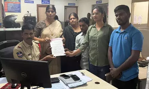 केसीआर पर अनुचित टिप्पणी.. बीआरएस नेताओं ने सीएम रेवंत रेड्डी के खिलाफ पुलिस में शिकायत दर्ज कराई