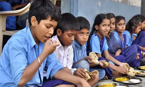 स्कूल में 50 छात्र उपस्थित, 515 ने खाया मध्याह्न भोजन! स्कूल में 50 छात्र उपस्थित, 515 ने खाया मध्याह्न भोजन!
