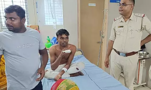 नागरिक स्वयंसेवक के प्रदर्शन में युवक की उंगली कटी