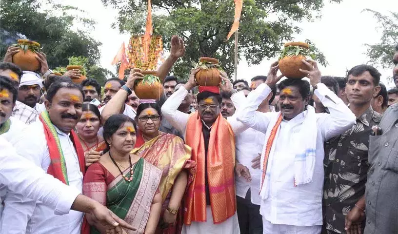 Mancherial : बोनालू उत्सव में मंदामरी मंडल ने बांधा दर्शकों का ध्यान Mancherial : बोनालू उत्सव में मंदामरी मंडल ने बांधा दर्शकों का ध्यान