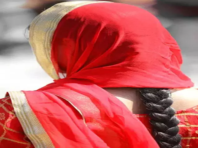 भांजे और मामी के बीच बने संबंध, घर से भागने पर मामा ने करा दी दोनों की शादी भांजे और मामी के बीच बने संबंध, घर से भागने पर मामा ने करा दी दोनों की शादी