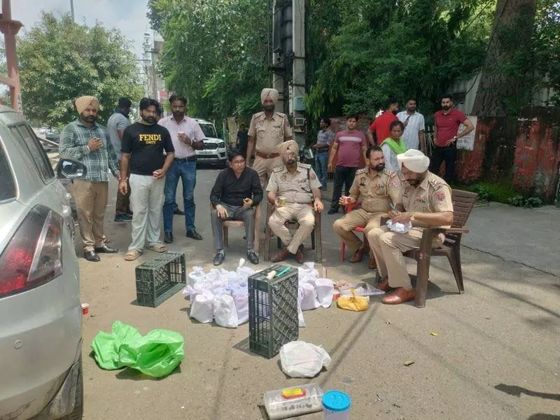 Punjab : ब्रिटेन से लौटे व्यक्ति से 15 किलोग्राम हेरोइन जब्त Punjab : ब्रिटेन से लौटे व्यक्ति से 15 किलोग्राम हेरोइन जब्त