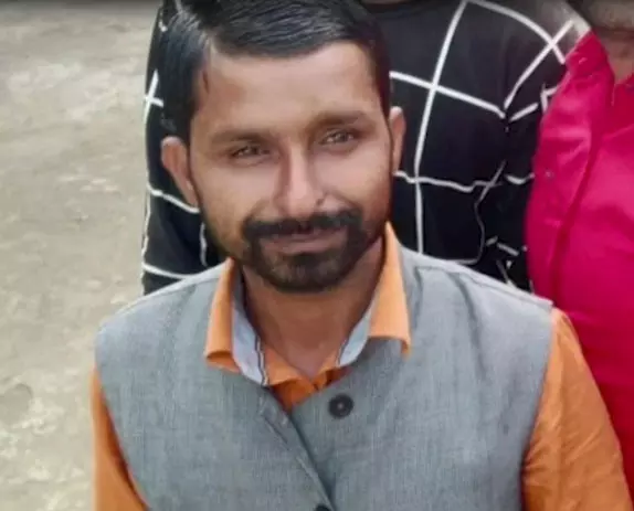 सेक्योरिटी गार्ड ने खून से लिखा सुसाइड नोट, ट्रेन के सामने कूदा सेक्योरिटी गार्ड ने खून से लिखा सुसाइड नोट, ट्रेन के सामने कूदा