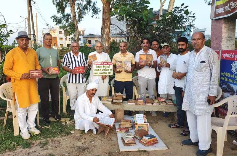 मूर्तियों के बाद अब ग्रंथों की बेअदबी, रोहतक में बढ़ा तनाव मूर्तियों के बाद अब ग्रंथों की बेअदबी, रोहतक में बढ़ा तनाव